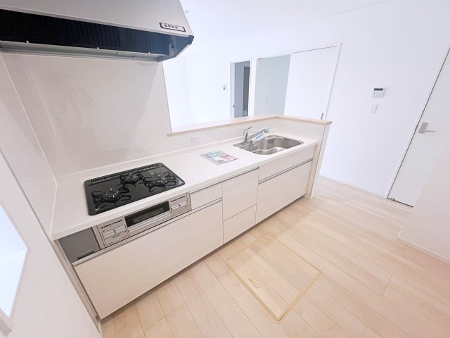 新築戸建・建売　いわき市平下平窪第6　Cradle Garden　全6棟のキッチン|3口コンロなのでご飯を作りながらお弁当のおかずも作れて便利！