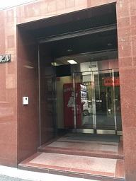 合同ビルのエントランス