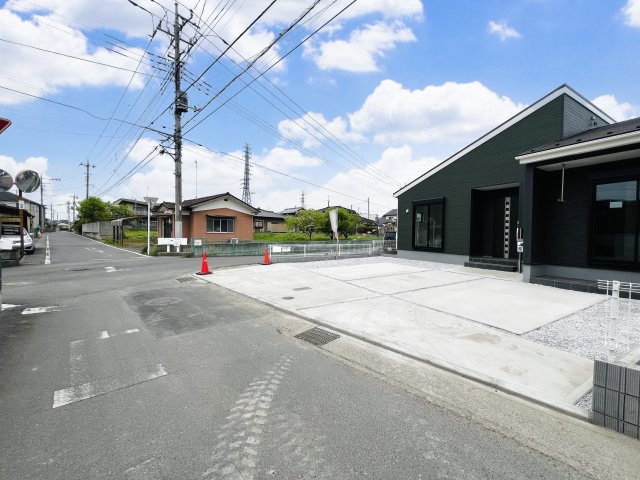 太田由良町の前面道路含む現地写真|間口も広く、駐車が苦手な方にもおススメ♪