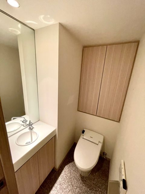 RESIDIA日本橋馬喰町Ⅲのトイレ|手洗い付タンクレス温水洗浄便座