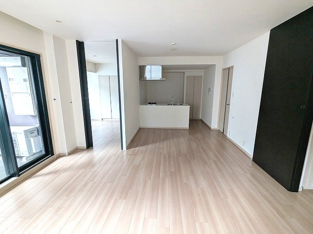 RESIDIA日本橋馬喰町Ⅲの居間・リビング|リビングに床暖房、ビルトインエアコン、カウンターキッチン、角部屋2面採光
