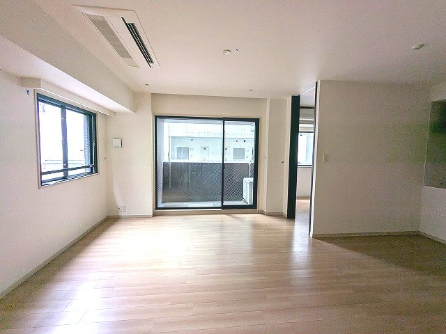 RESIDIA日本橋馬喰町Ⅲの内装|リビングに床暖房、ビルトインエアコン、カウンターキッチン、角部屋2面採光