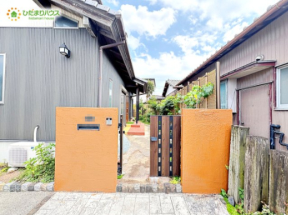 行田市門井町2丁目　中古一戸建ての玄関