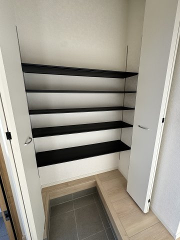 クレイドルガーデン前橋市粕川町女渕第２　２号棟の玄関|収納もある玄関です