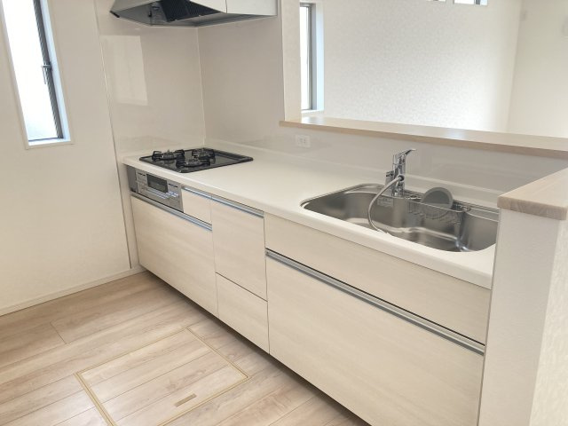 クレイドルガーデン前橋市粕川町女渕第２　２号棟のキッチン|人気のカウンターキッチン採用です☆
コンロも３口ご用意しています！調理スペースも広くストレスなくお料理できます。
浄水器つきなので美味しいお水も飲めますよ♪
収納も沢山ご用意しています。