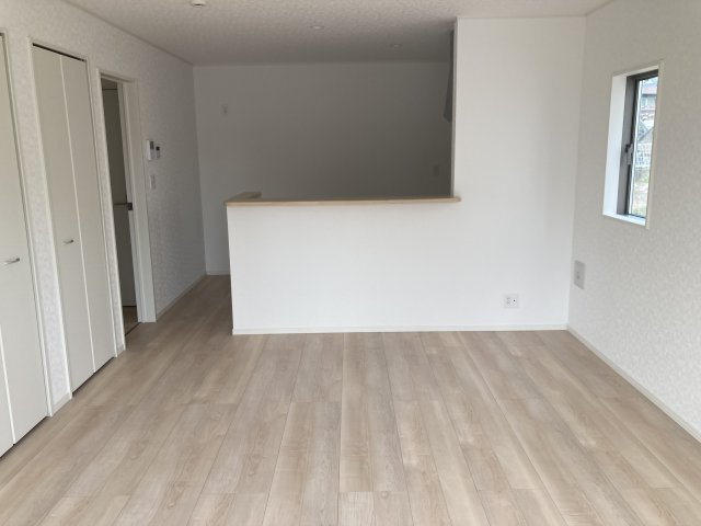 クレイドルガーデン前橋市粕川町女渕第２　２号棟の居間・リビング|人気の対面式キッチンを配した空間はお好みの家具も合わせやすく、家族がくつろぐ快適な空間造りをサポート。窓からは明るい陽光が差し込みます。