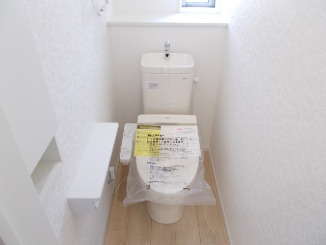 クレイドルガーデン前橋市粕川町女渕第２　２号棟のトイレ|1階トイレです。清潔感のある白を基調としています。
温水洗浄・便座暖房機能の付いた快適なトイレです☆