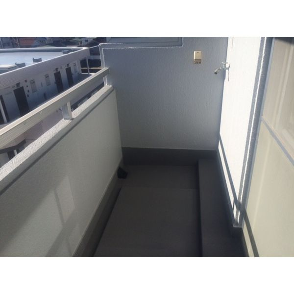 アクセスコートのバルコニー