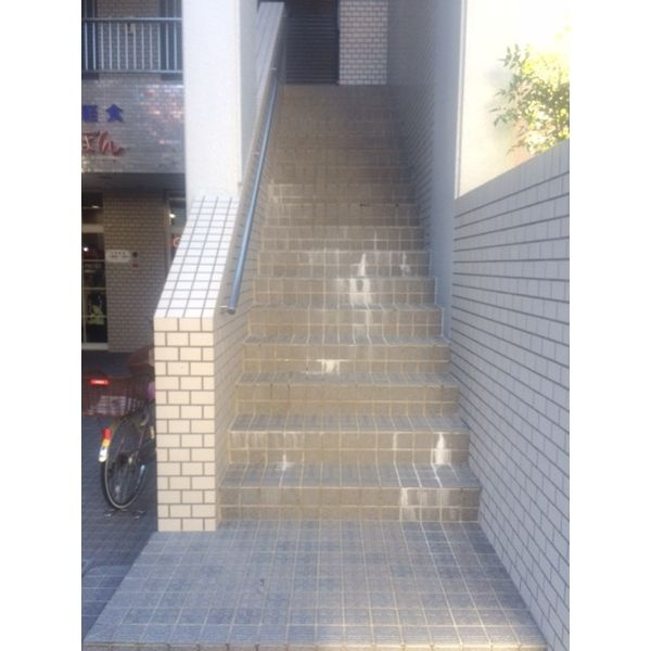 アクセスコートのエントランス