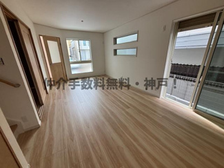【居間・リビング】 | 神戸市垂水区南多聞台8丁目　新築戸建　仲介手数料無料！ | こちらのリビングで趣味の時間をお楽しみください