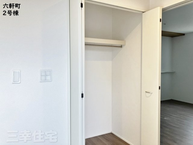 碧南市六軒町の収納|玄関のファミリークローク。帰宅後すぐに上着を収納。良い習慣が身に付きますね♪