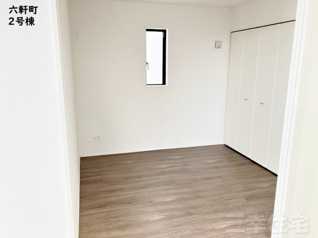 碧南市六軒町の洋室|リビングと続き間になる4.5帖洋室。頭のいい子はやっている学習机を置いてリビングのそばで勉強をしてはいかが♪