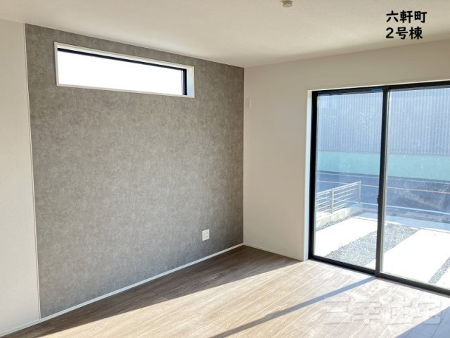 碧南市六軒町の設備|リビングのオシャレなアクセントクロス