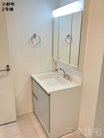 碧南市六軒町の洗面所|3面鏡の洗髪洗面化粧台には、十分な可動式収納棚も付いた見た目も美しく機能性に優れた使いやすい仕様です！