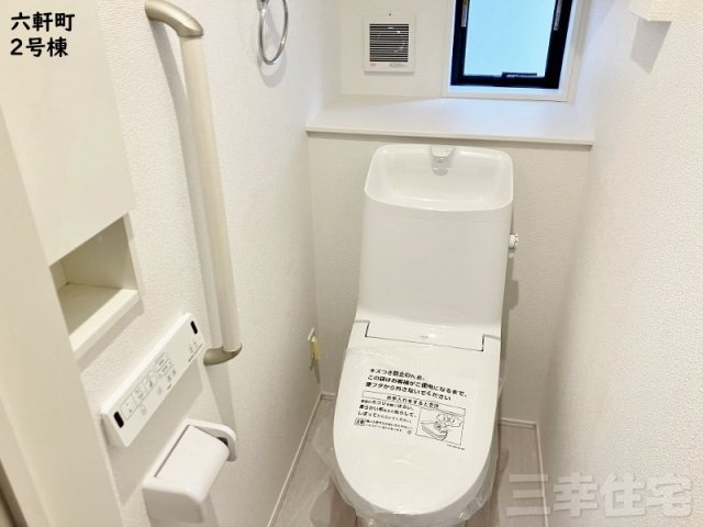 碧南市六軒町のトイレ|1階2階ともにシャワートイレです。大変便利な収納棚がついています