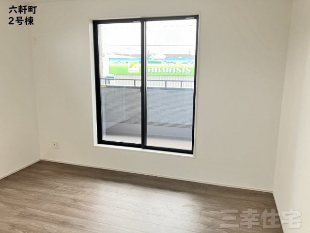 碧南市六軒町の寝室|南向きの主寝室7.5帖。屋根のあるバルコニーに面しています