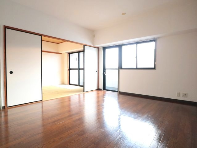 グラントルム弐番館の居間・リビング