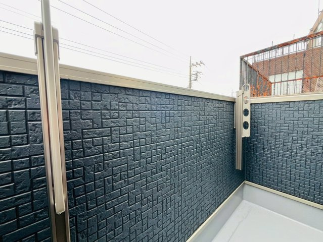 【バルコニー】 | 西東京市保谷町１丁目　新築戸建て | 開放的なバルコニーは通風環境も良好で洗濯物もよく乾きます