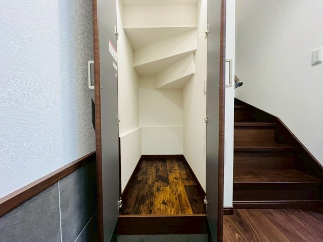 【収納】 | 西東京市保谷町１丁目　新築戸建て | 玄関横にはSIC！ご家族の靴が多くてもスッキリ収納できます