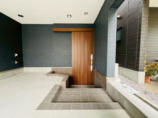 【玄関】 | 西東京市保谷町１丁目　新築戸建て | 落ち着いた色合いの外壁に、玄関扉がアクセントで映えます