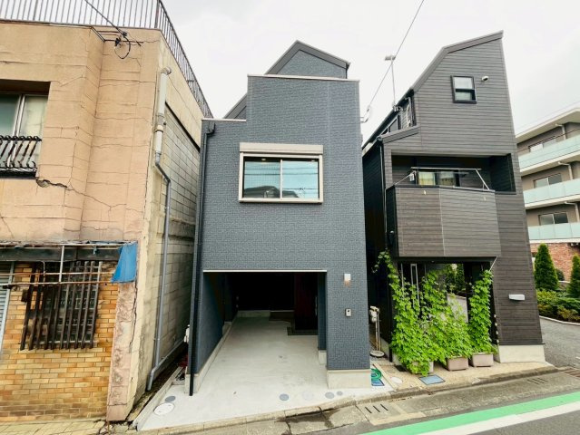 【外観】 | 西東京市保谷町１丁目　新築戸建て | ビルトイン車庫付きの洗練された外観の新築戸建て