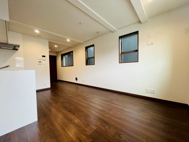 【居間・リビング】 | 西東京市保谷町１丁目　新築戸建て | ２階LDKで近隣からのプライバシーもしっかり確保しました