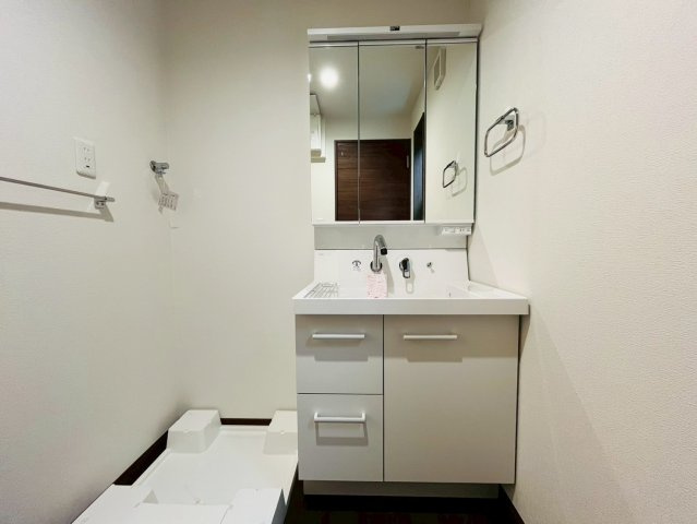 【独立洗面台】 | 西東京市保谷町１丁目　新築戸建て | 収納豊富な三面鏡洗面化粧台で、朝の身支度もスムーズに♪