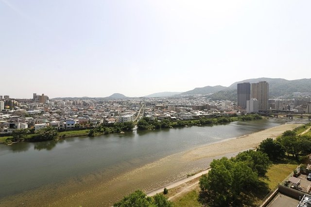 グランドメゾン宝塚の展望|家事の合間などにホッと一息つきながら、景色を眺めるのもいいですね。お天気の様子も確認しやすいです。