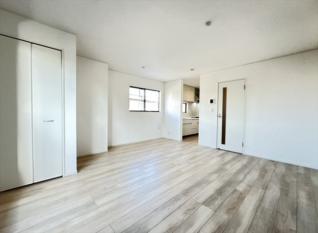 【外観】 | 新座市北野2丁目　新築一戸建住宅　全2棟　(志木本店) | 販売現地／2025年8月21日撮影　
2路線2駅利用可能なので通勤通学に便利な住環境です。