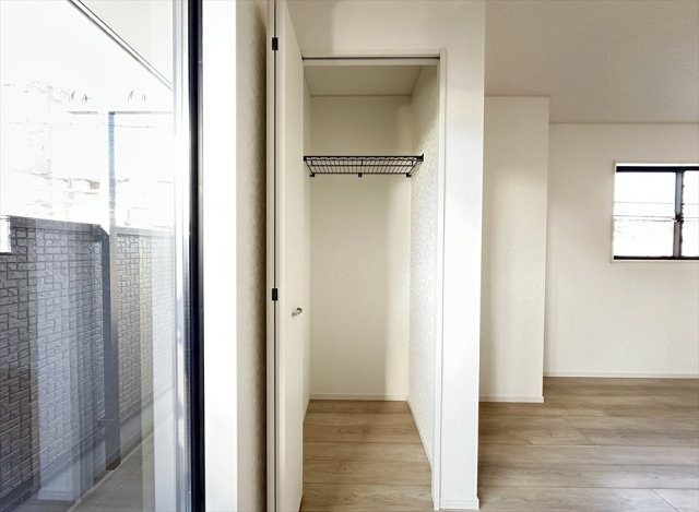 【外観】 | 新座市北野2丁目　新築一戸建住宅　全2棟　(志木本店) | 販売現地／2025年8月21日撮影　
玄関ドアはピッキング対策ディンプルキーを採用で安心！