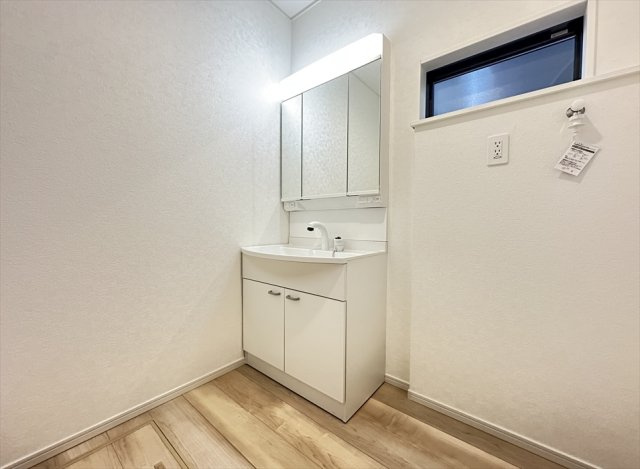 【前面道路含む現地写真】 | 新座市北野2丁目　新築一戸建住宅　全2棟　(志木本店) | 前面道路の様子／2025年8月21日撮影　
8m道路に面しているので車の出し入れもしやすく便利です！