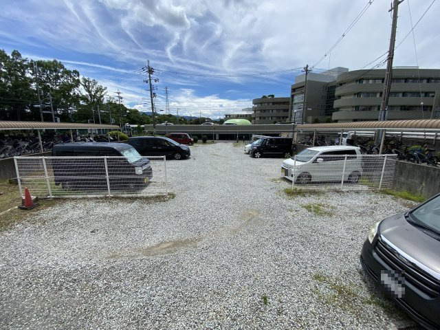プレスト・コート弐番館の駐車場