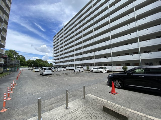 プレスト・コート弐番館の駐車場