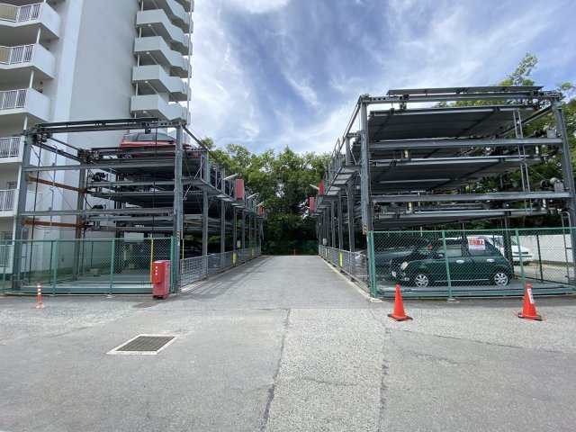 プレスト・コート弐番館の駐車場