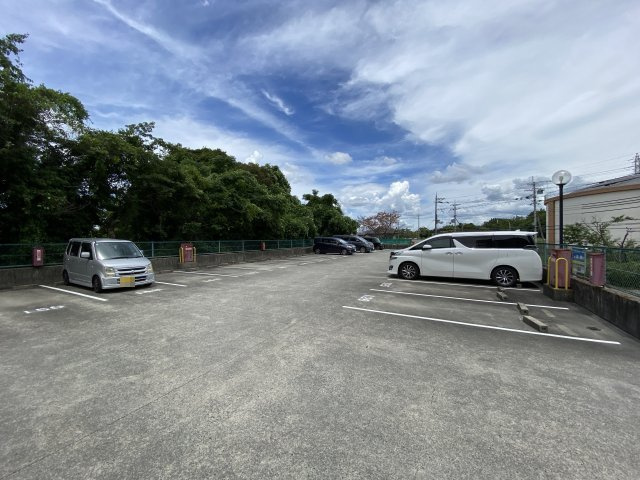 プレスト・コート弐番館の駐車場