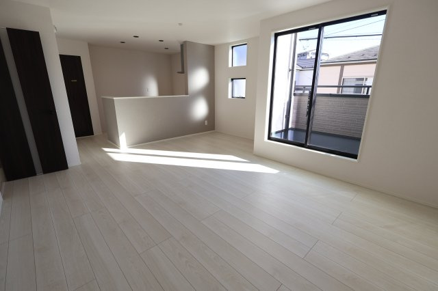 《仲介手数料無料》中央区上峰３丁目3-12新築一戸建てTIARAの居間・リビング