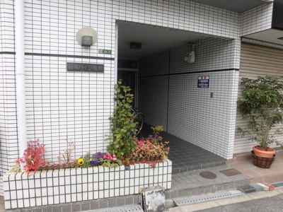 【エントランス】 | 白菊ハイツ豊新 | 外観にマッチしたエントランスです