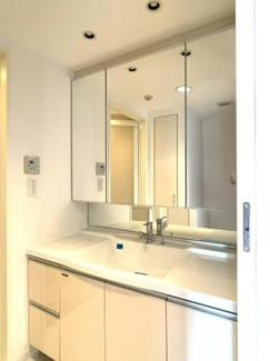 【独立洗面台】 | アンビシャス柏 | 三面鏡で収納豊富な洗面台です。