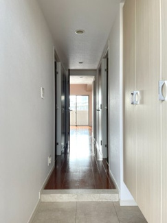 【玄関】 | アンビシャス柏 | 右側には下駄箱がございます。
