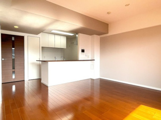 【居間・リビング】 | アンビシャス柏 | 方位は東南向き　LDKは14.7帖　床暖房付きです。