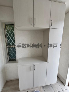【玄関】 | 明石市朝霧町3丁目　新築戸建　仲介手数料無料！ | 収納もある玄関です