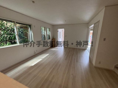 【居間・リビング】 | 明石市朝霧町3丁目　新築戸建　仲介手数料無料！ | こちらの居間で趣味の時間をお楽しみください