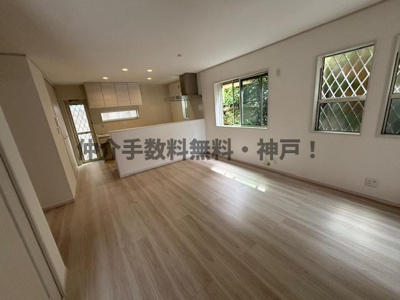 【居間・リビング】 | 明石市朝霧町3丁目　新築戸建　仲介手数料無料！ | こちらのリビングで趣味の時間をお楽しみください