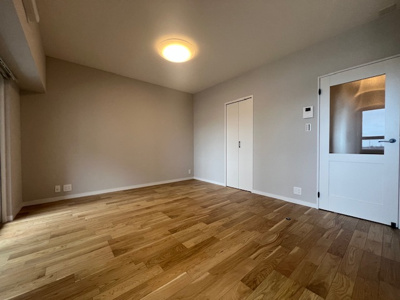 【居間・リビング】 | 湘南台駅前分譲共同ビル | こちらのリビングで趣味の時間をお楽しみください