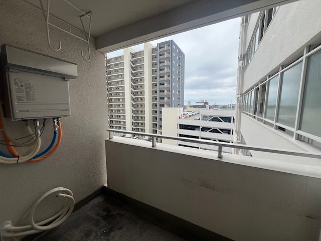 【バルコニー】 | 湘南台駅前分譲共同ビル | 暖かな日差しのふりそそぐバルコニー