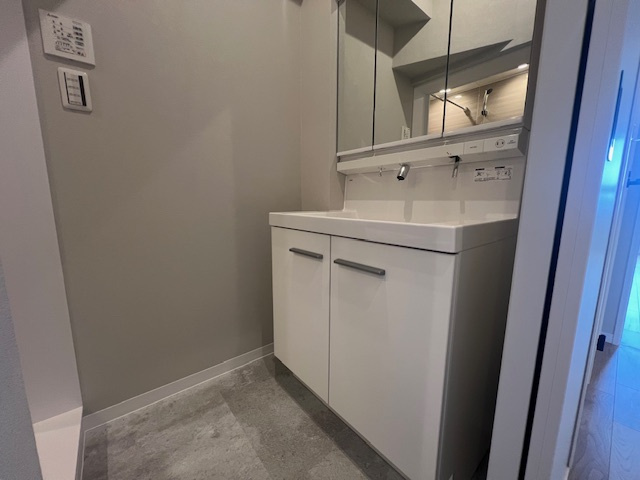 【独立洗面台】 | 湘南台駅前分譲共同ビル | 独立洗面台で身支度をすべて済ませてしまいましょう