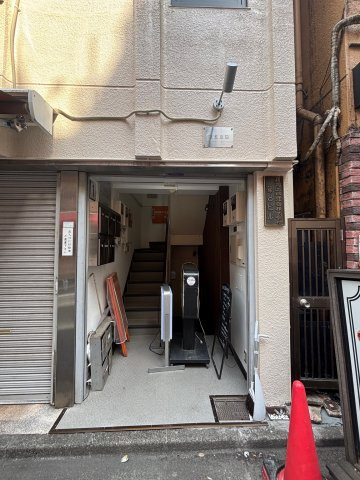 新宿土地建物第８ビルのエントランス