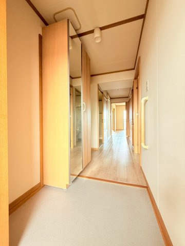 県営伊川谷第2高層住宅2号棟の玄関