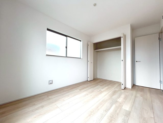 ハートフルタウン　一宮市定水寺　全2区画分譲の洋室|木目の美しさを際立たせるシンプルデザインで、室内に落ち着きと安らぎを与えてくれます。