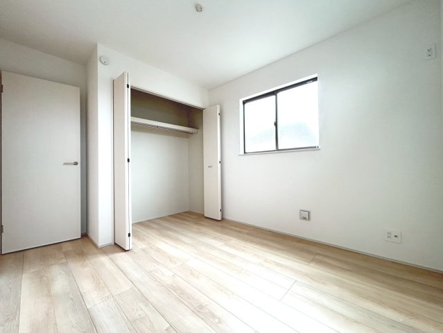 ハートフルタウン　一宮市定水寺　全2区画分譲の洋室|木目の美しさを際立たせるシンプルデザインで、室内に落ち着きと安らぎを与えてくれます。